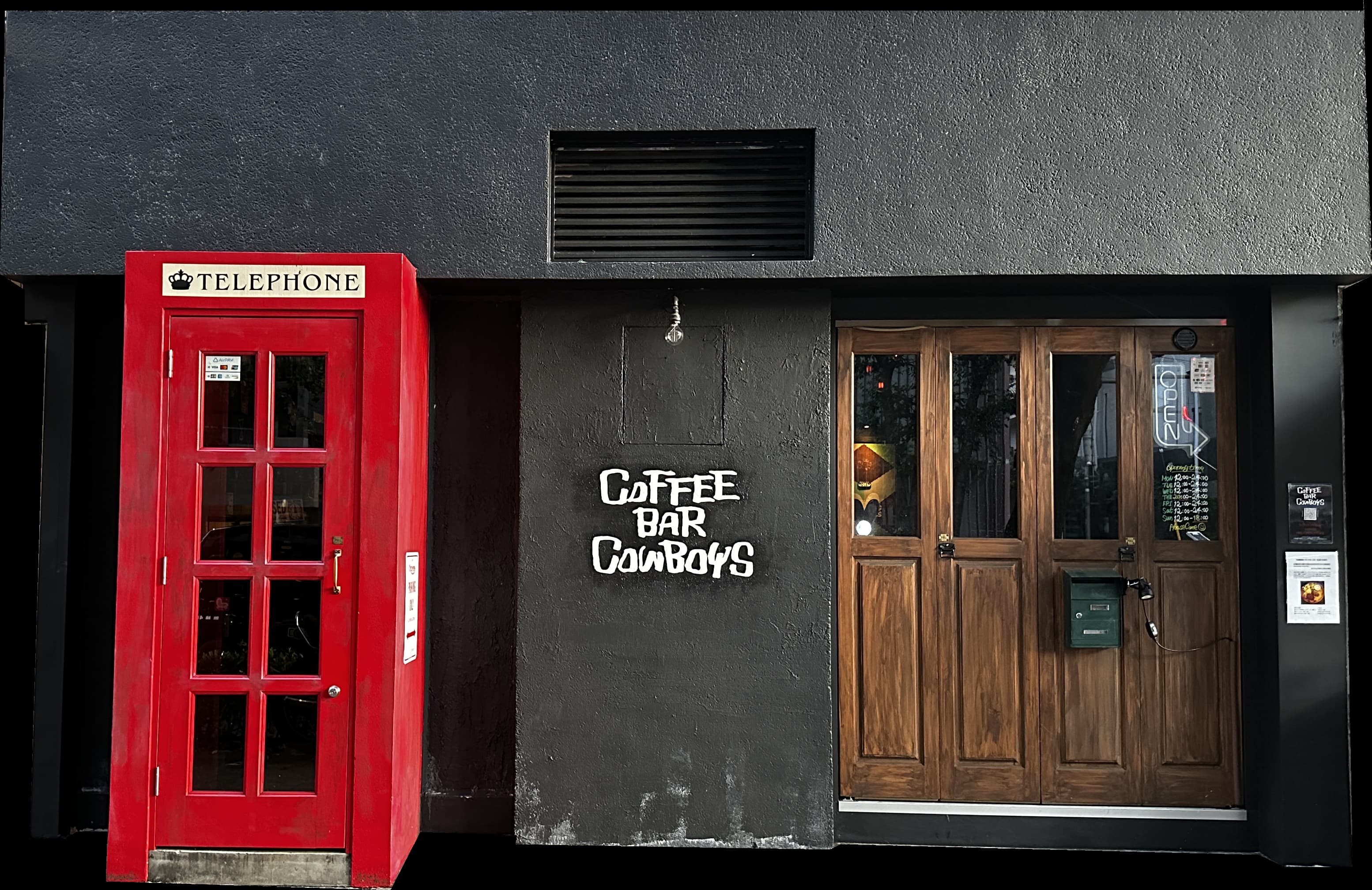 Coffee Bar Cowboysの店舗外観。赤い電話ボックスを模した特徴的な入り口とランチメニューの看板